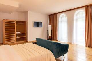 Отель Hotel Posta Местиа Улучшенный двухместный номер с 1 кроватью или 2 отдельными кроватями-2